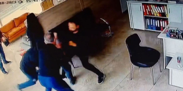 Site aidatını ödemeyen ev sahibi evine icra gelince müteahhide kurşun yağdırdı